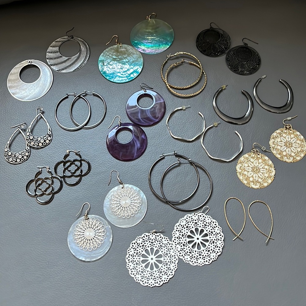 15 pairs of gently used earrings👍🏻